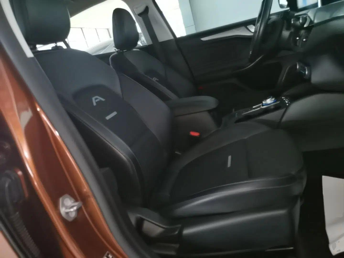 Ford Focus Active 2020 EcoBoost 180 Automatic Trendy Model — миниатюра 24