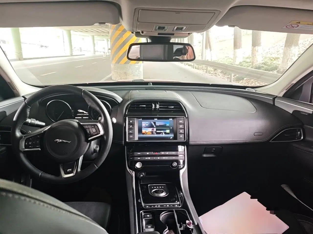 Jaguar XE 2015 2.0T 240 PS R-Sport — миниатюра 9