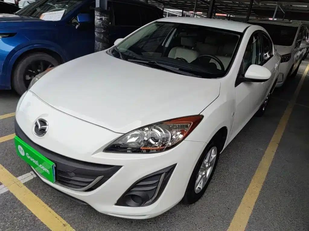 Mazda 3 Axela 2015 Sedan 1.6L Automatic Comfort Model — миниатюра 1