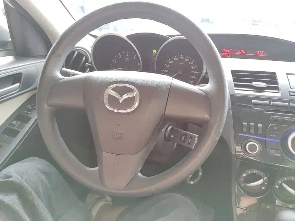 Mazda 3 Axela 2015 Sedan 1.6L Automatic Comfort Model — миниатюра 11