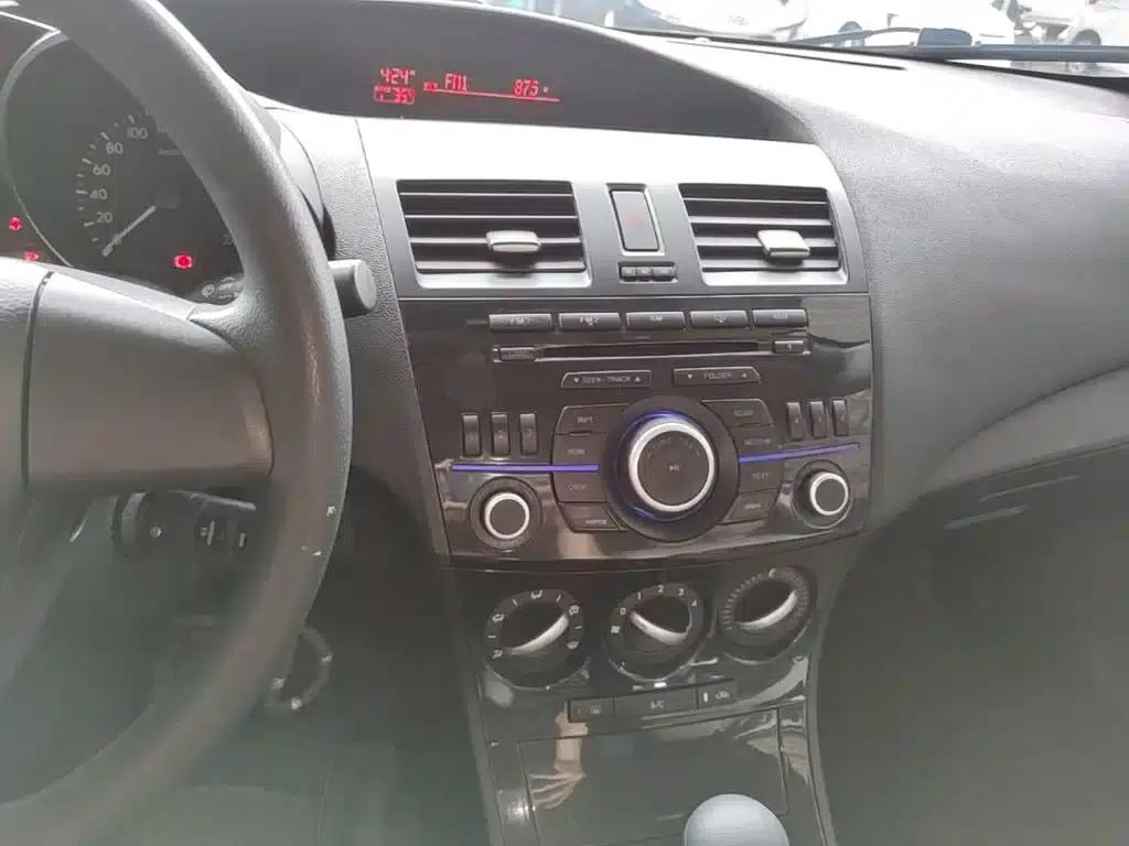 Mazda 3 Axela 2015 Sedan 1.6L Automatic Comfort Model — миниатюра 13