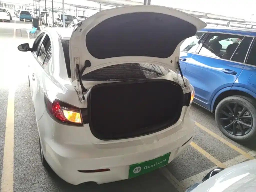 Mazda 3 Axela 2015 Sedan 1.6L Automatic Comfort Model — миниатюра 19