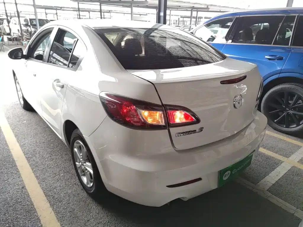 Mazda 3 Axela 2015 Sedan 1.6L Automatic Comfort Model — миниатюра 5