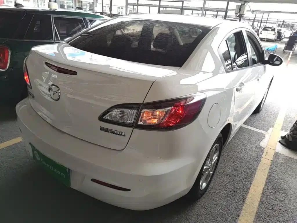 Mazda 3 Axela 2015 Sedan 1.6L Automatic Comfort Model — миниатюра 7