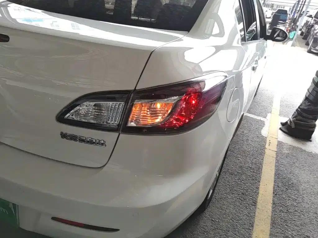 Mazda 3 Axela 2015 Sedan 1.6L Automatic Comfort Model — миниатюра 8