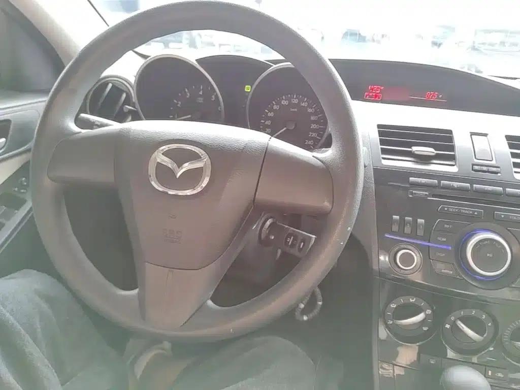 Mazda 3 Axela 2015 Sedan 1.6L Automatic Comfort Model — миниатюра 10