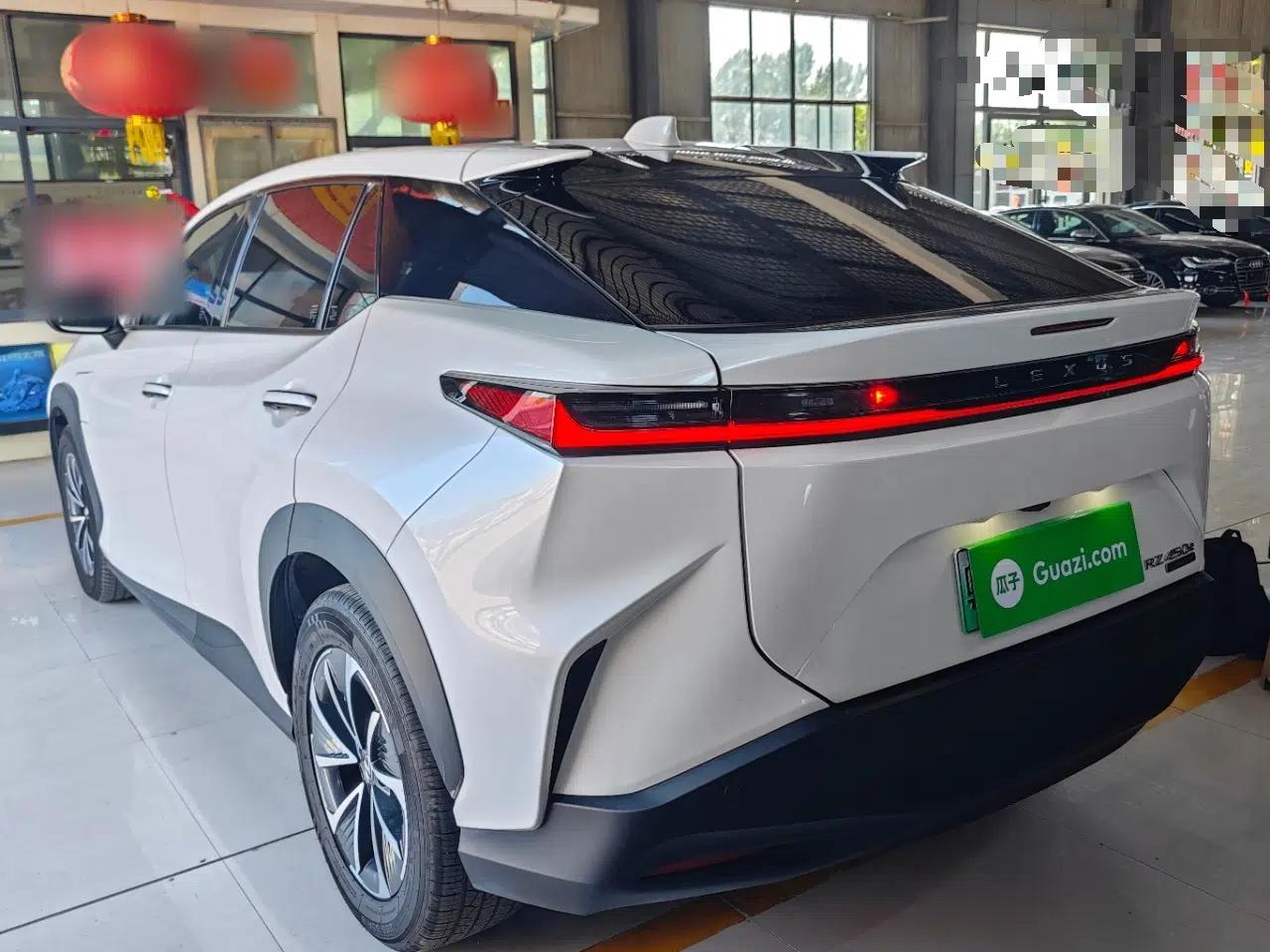 Lexus RZ 2023 450e All-Wheel Drive Luxury Edition — миниатюра 4