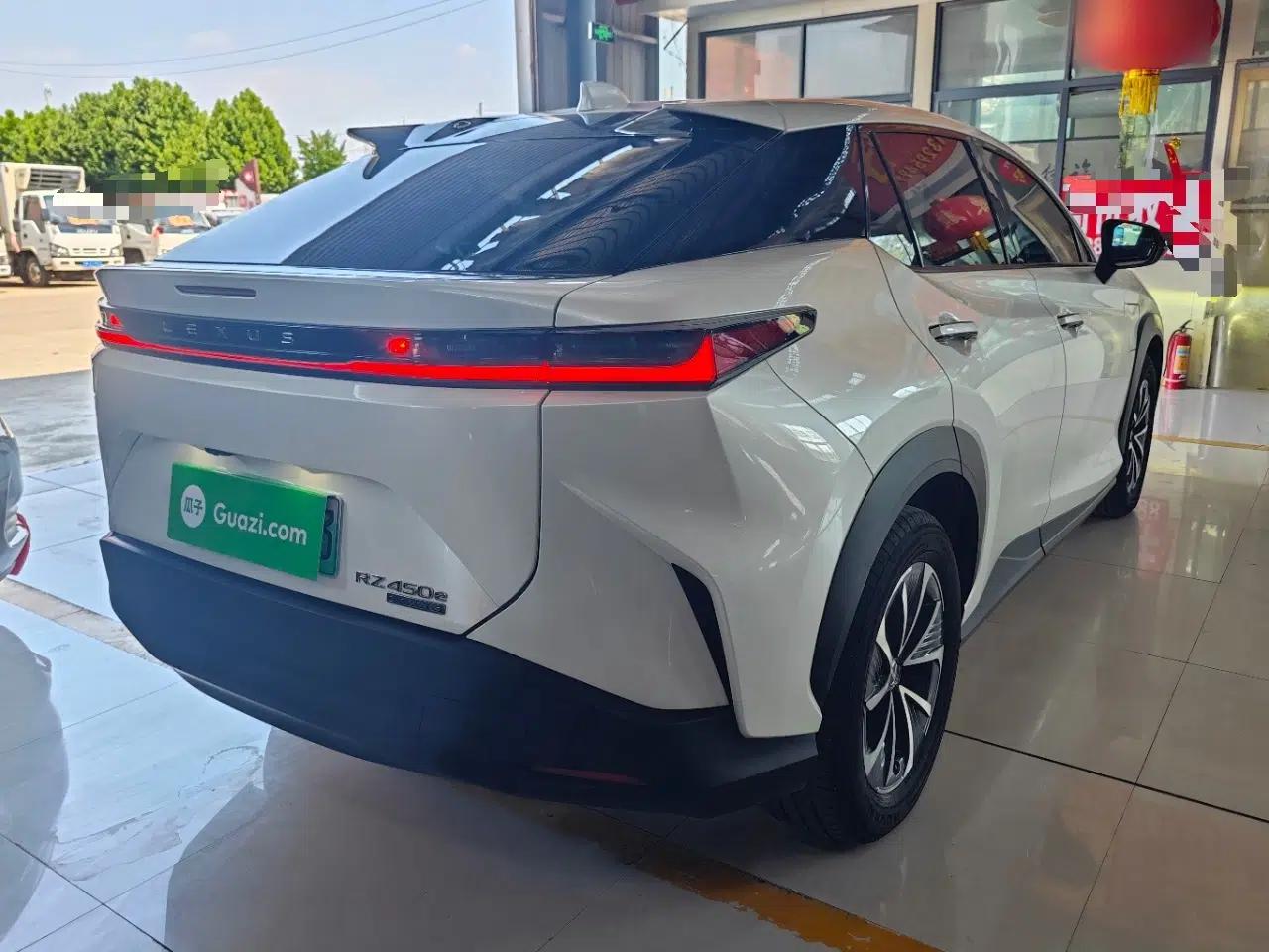 Lexus RZ 2023 450e All-Wheel Drive Luxury Edition — миниатюра 6