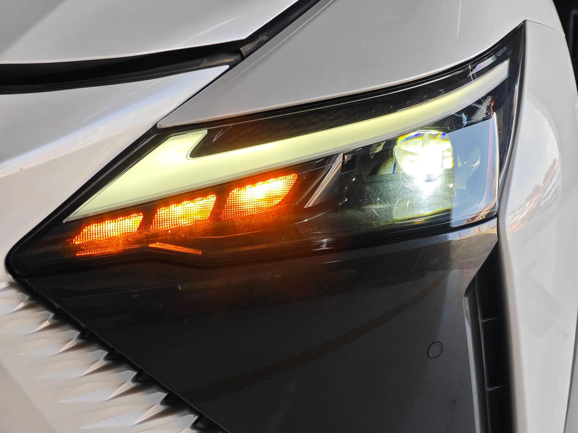 Lexus RZ 2023 450e All-Wheel Drive Luxury Edition — миниатюра 8