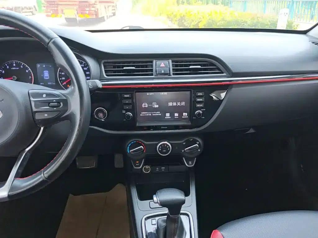 KX CROSS 2018 1.6L Automatic Sunroof Edition — миниатюра 13