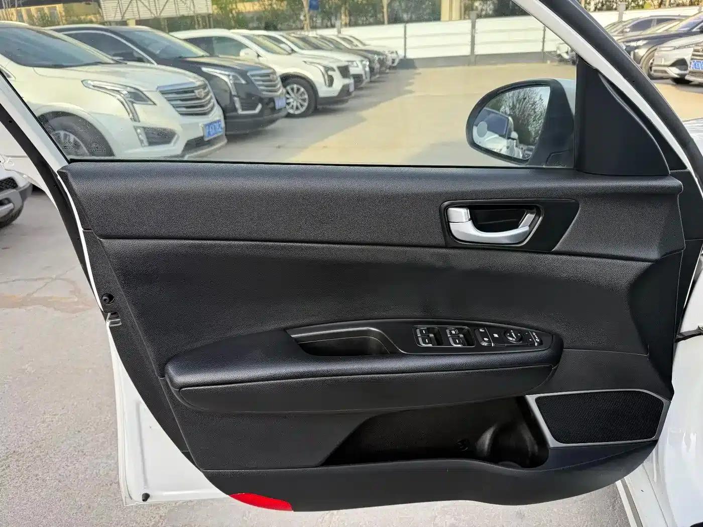 Kia K5 PHEV 2018 2.0L Smart Edition — миниатюра 3