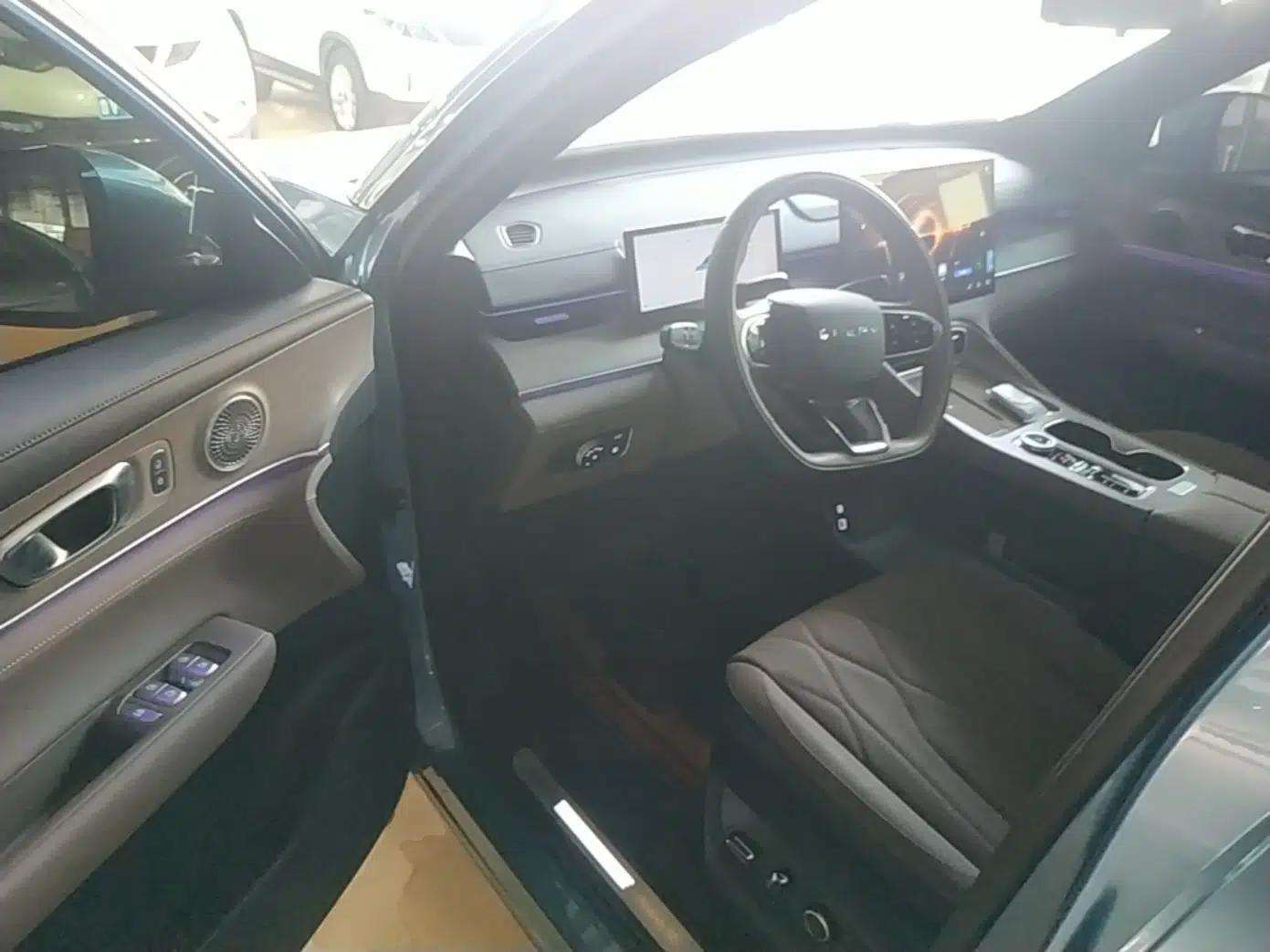 Chery Tiggo 8 PLUS C-DM 2025 1.5T 116 km Prestige Version 5 Seats — миниатюра 18