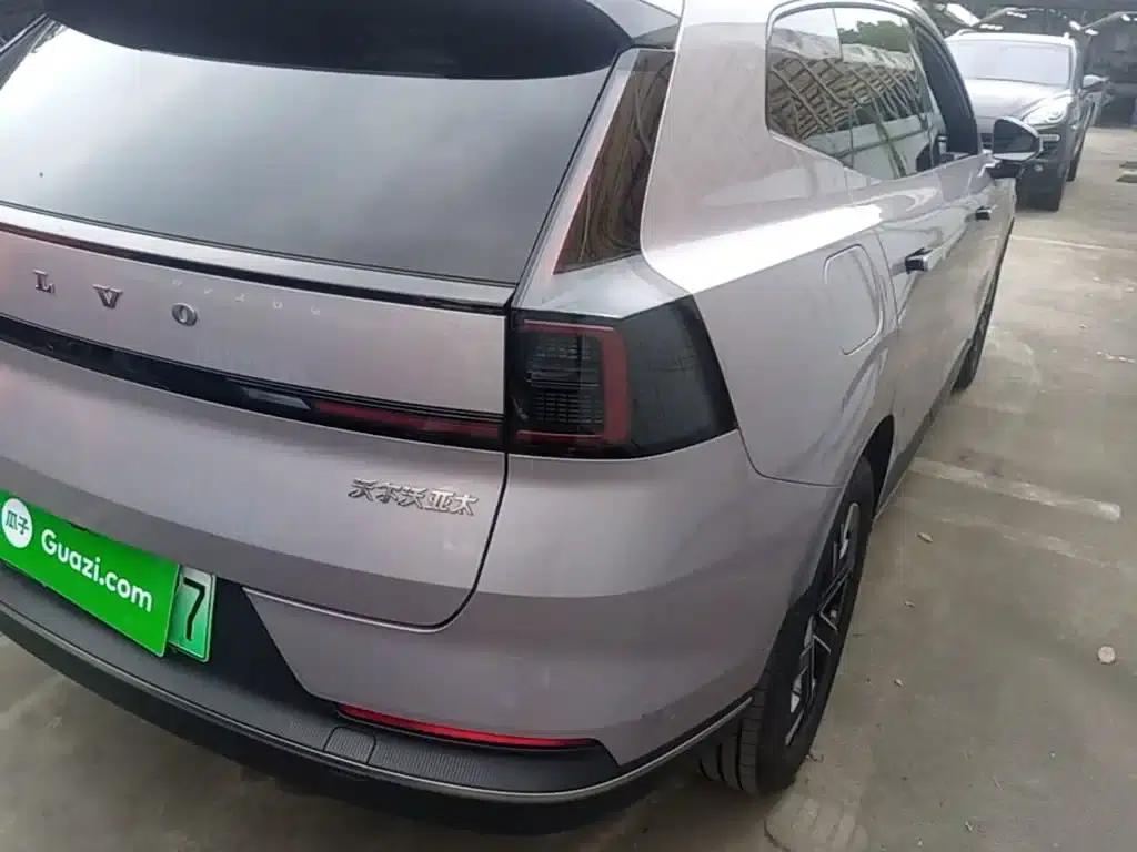 2026 Volvo XC70 Plug-in Hybrid (Two-Wheel Drive, Long Range, Core) — миниатюра 8