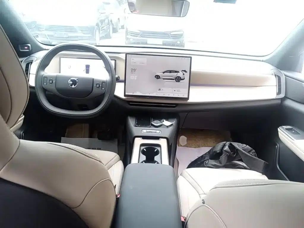 2026 Volvo XC70 Plug-in Hybrid (Two-Wheel Drive, Long Range, Core) — миниатюра 10