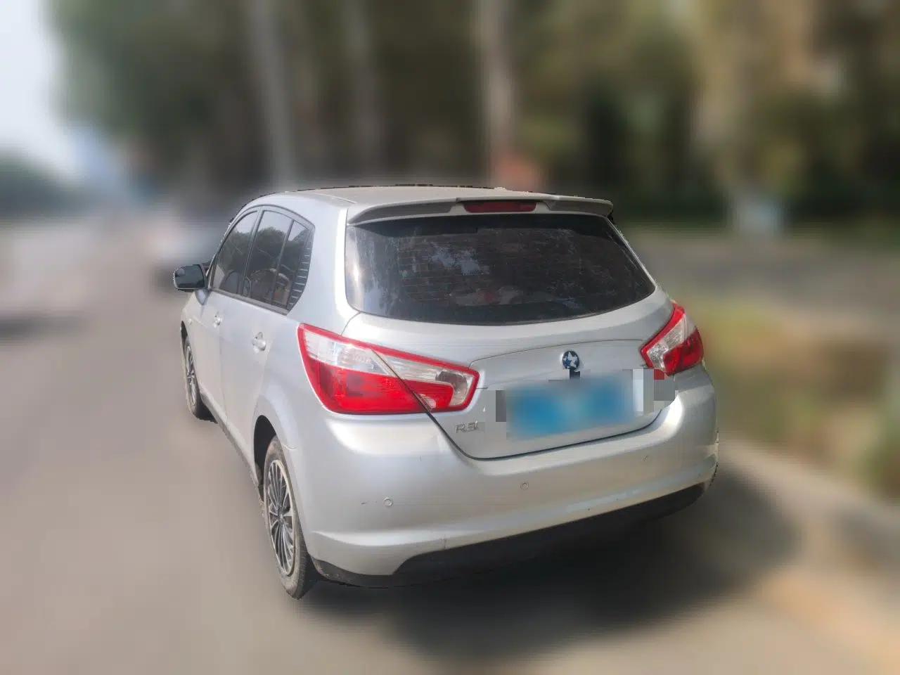 Venucia R50 2013 1.6L Automatic Fashion Edition — миниатюра 4