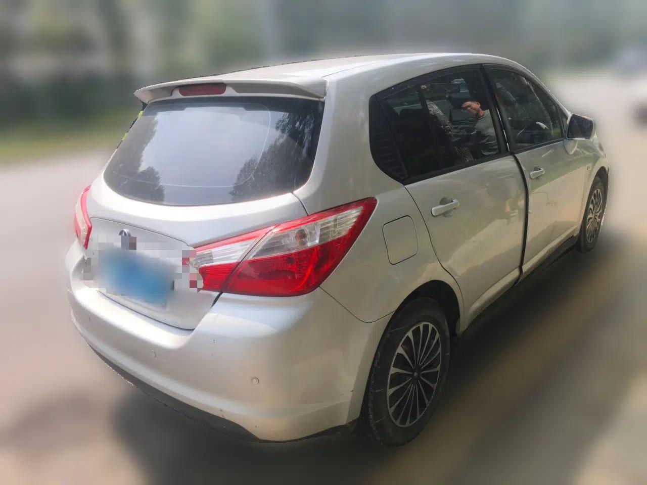 Venucia R50 2013 1.6L Automatic Fashion Edition — миниатюра 6