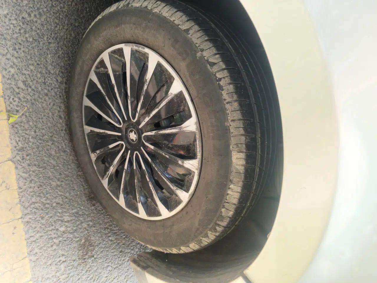 Venucia R50 2013 1.6L Automatic Fashion Edition — миниатюра 8