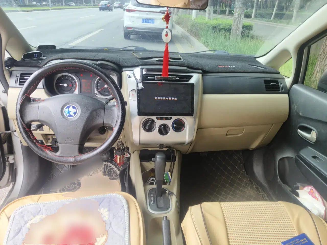 Venucia R50 2013 1.6L Automatic Fashion Edition — миниатюра 9
