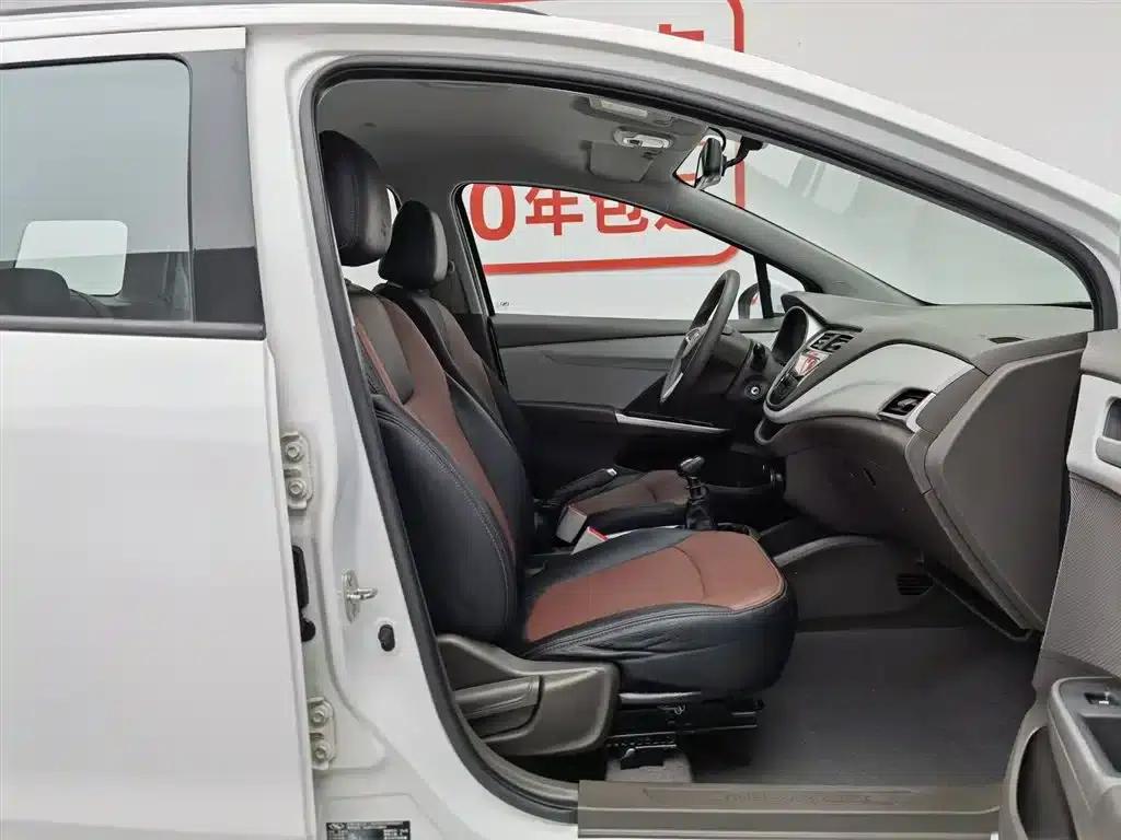 Chevrolet Aveo RV 2016 1.5L Manual Comfort Edition — миниатюра 23