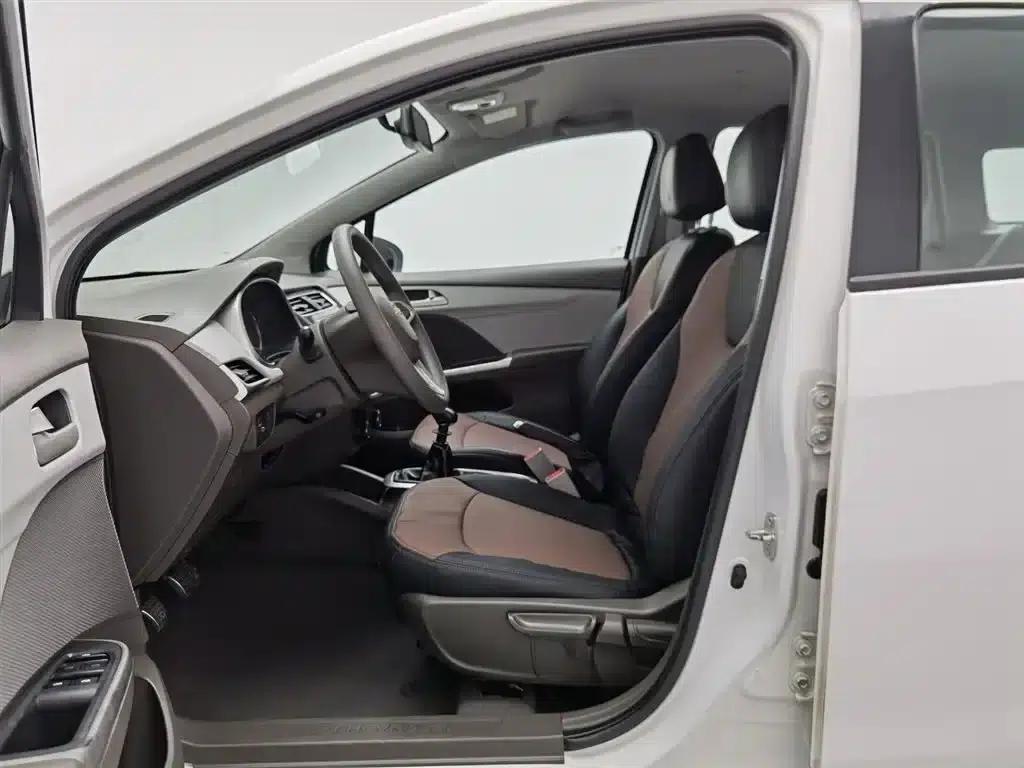 Chevrolet Aveo RV 2016 1.5L Manual Comfort Edition — миниатюра 10