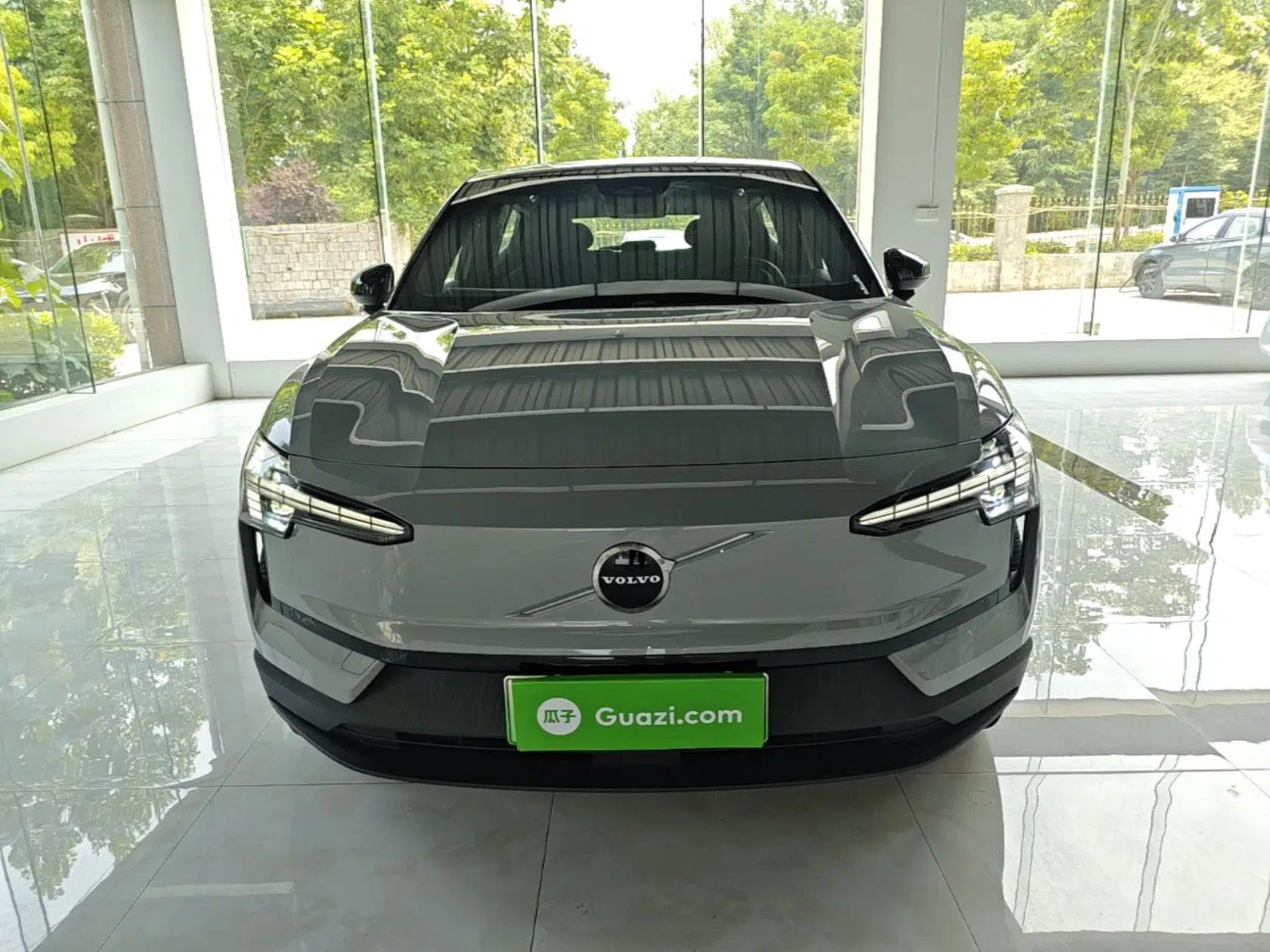 Volvo EX30 2025 Rear-Drive Long-Range Plus Model — миниатюра 2