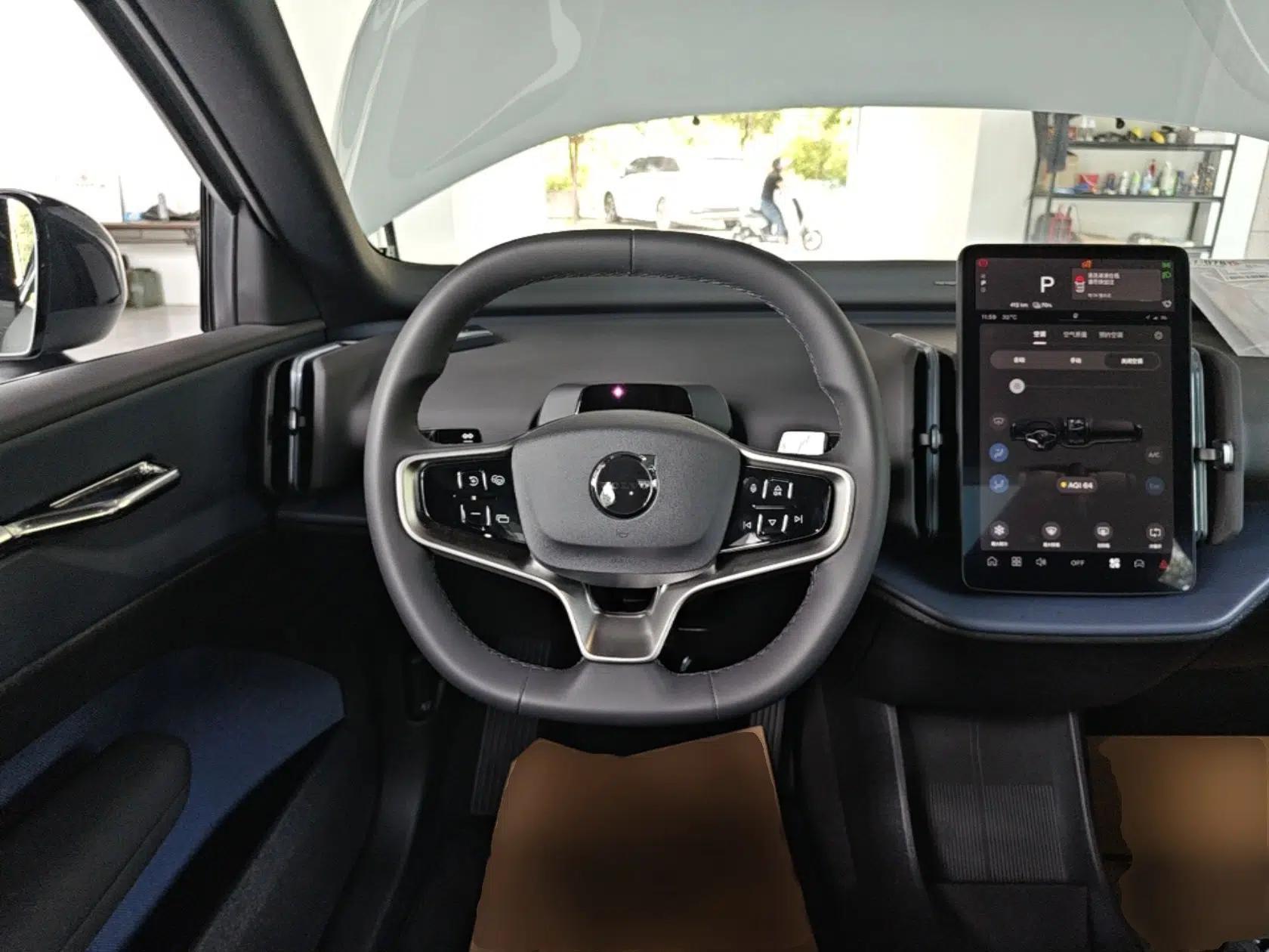 Volvo EX30 2025 Rear-Drive Long-Range Plus Model — миниатюра 13