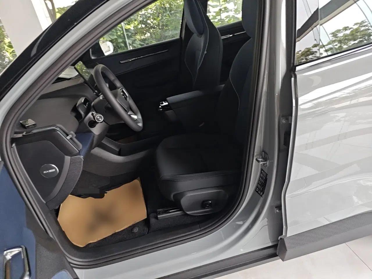 Volvo EX30 2025 Rear-Drive Long-Range Plus Model — миниатюра 17