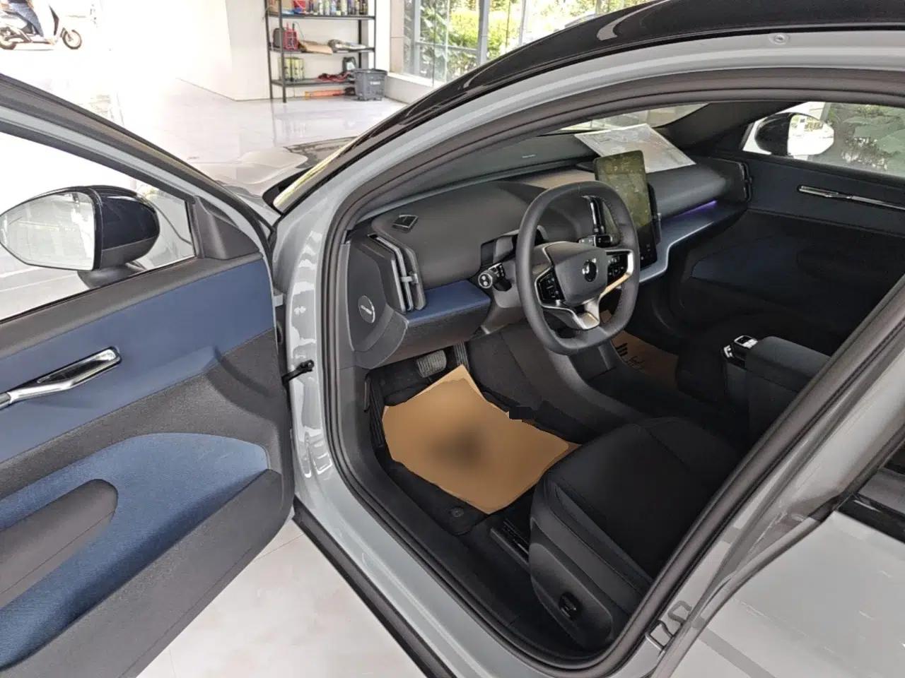 Volvo EX30 2025 Rear-Drive Long-Range Plus Model — миниатюра 18