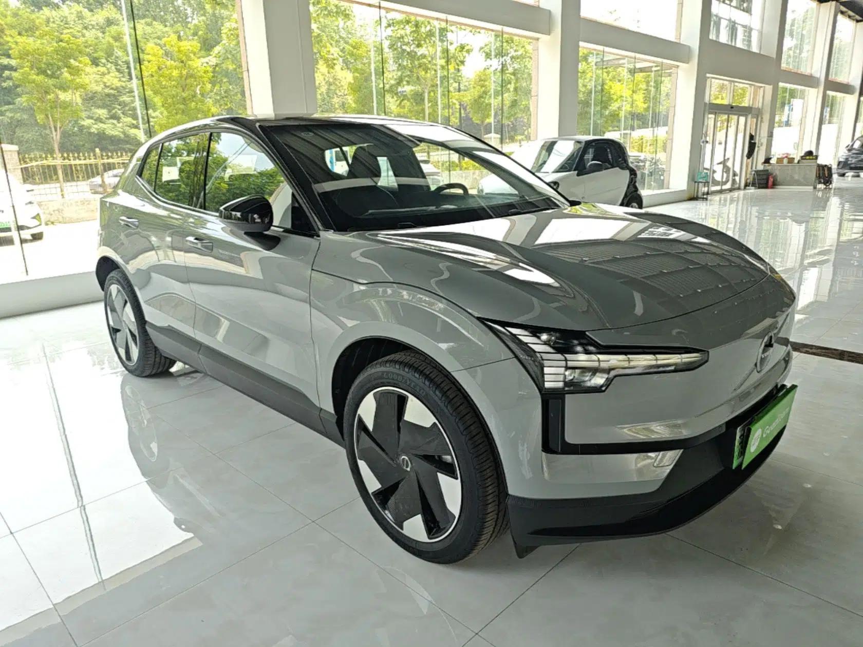 Volvo EX30 2025 Rear-Drive Long-Range Plus Model — миниатюра 3
