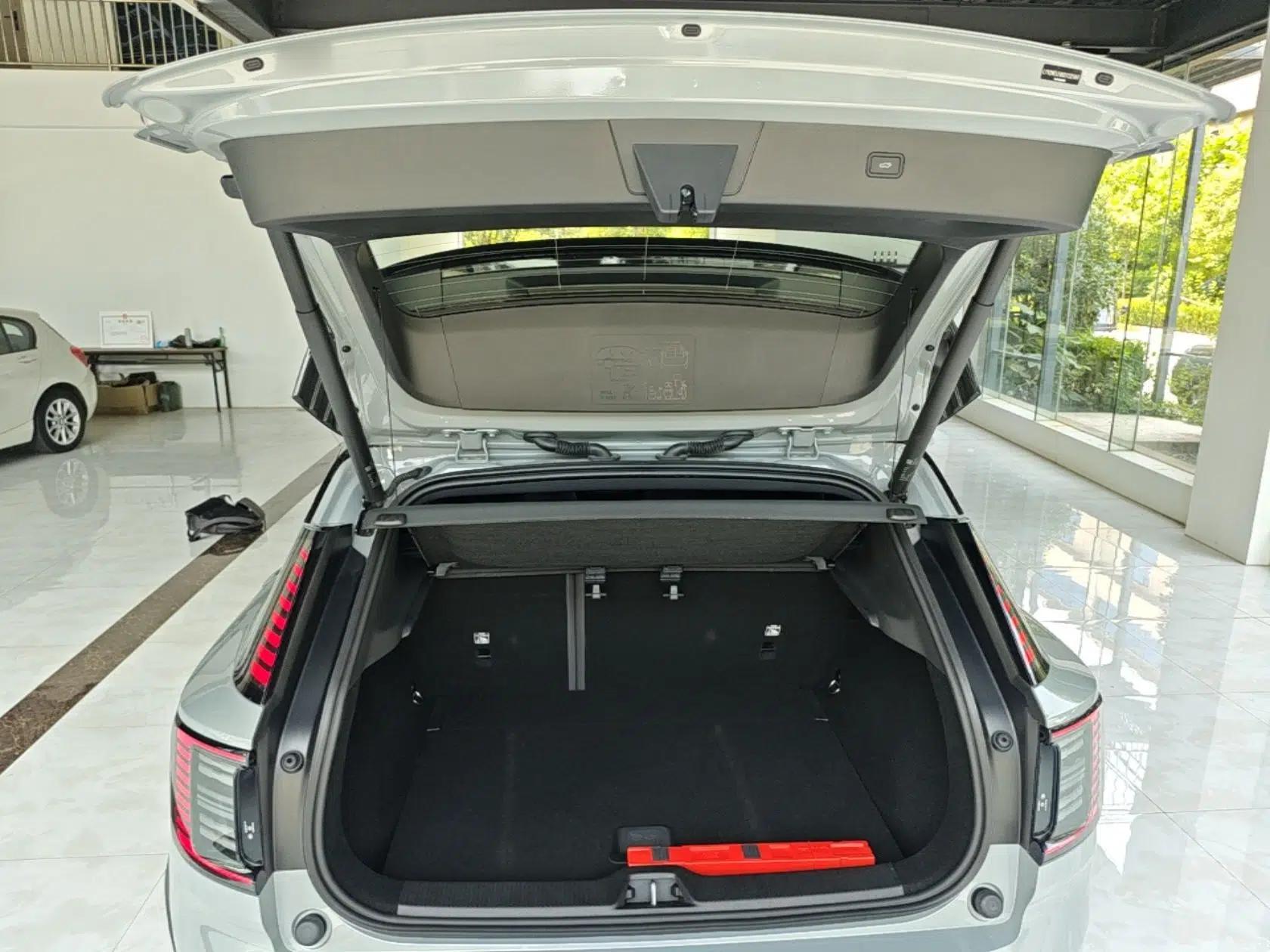 Volvo EX30 2025 Rear-Drive Long-Range Plus Model — миниатюра 22