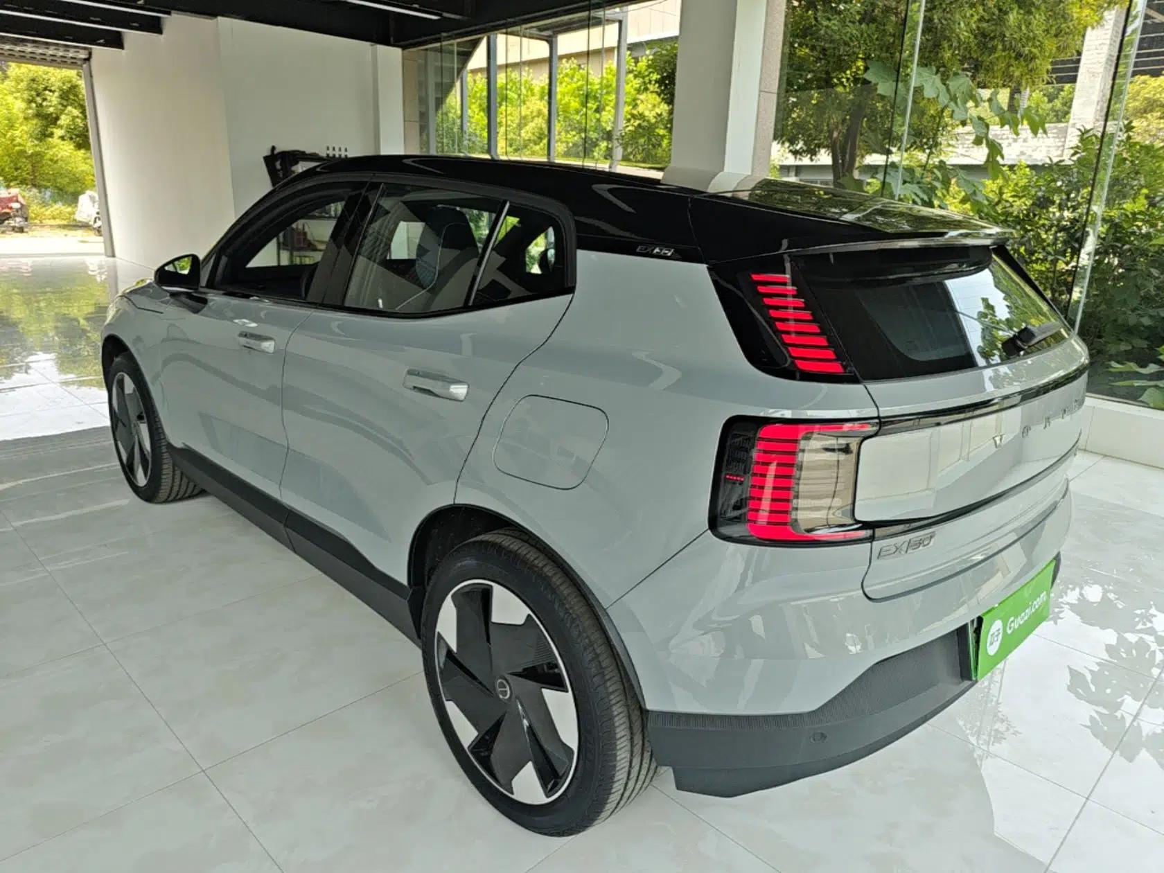 Volvo EX30 2025 Rear-Drive Long-Range Plus Model — миниатюра 4