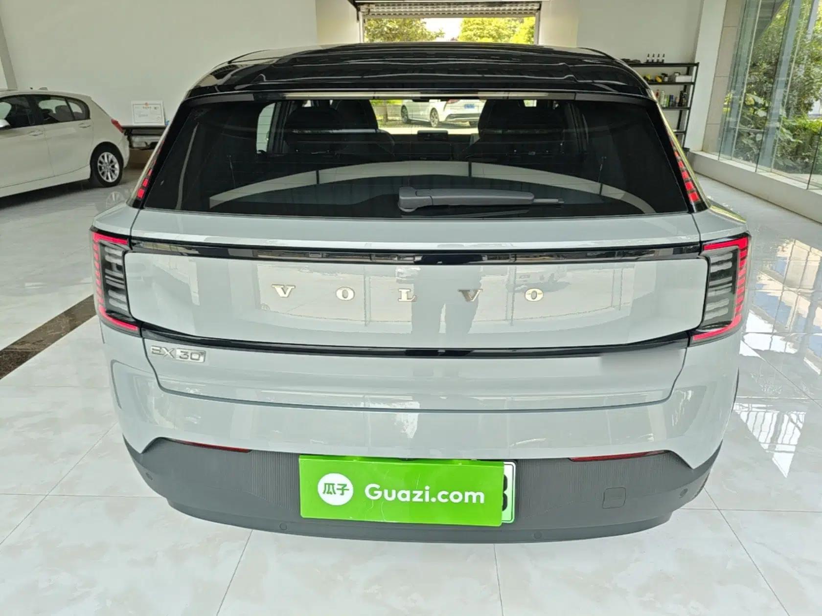 Volvo EX30 2025 Rear-Drive Long-Range Plus Model — миниатюра 5
