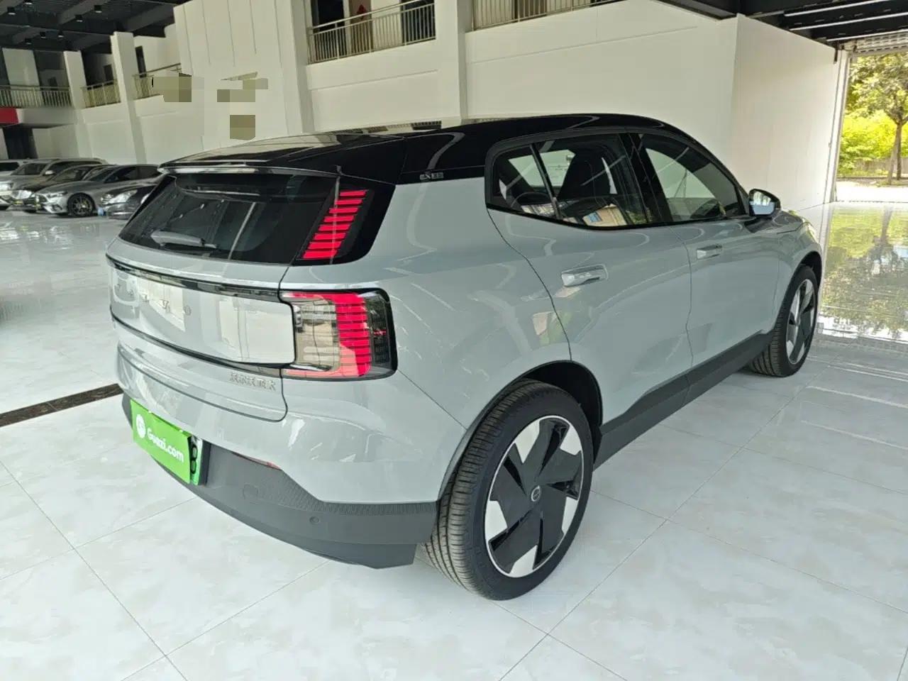 Volvo EX30 2025 Rear-Drive Long-Range Plus Model — миниатюра 6