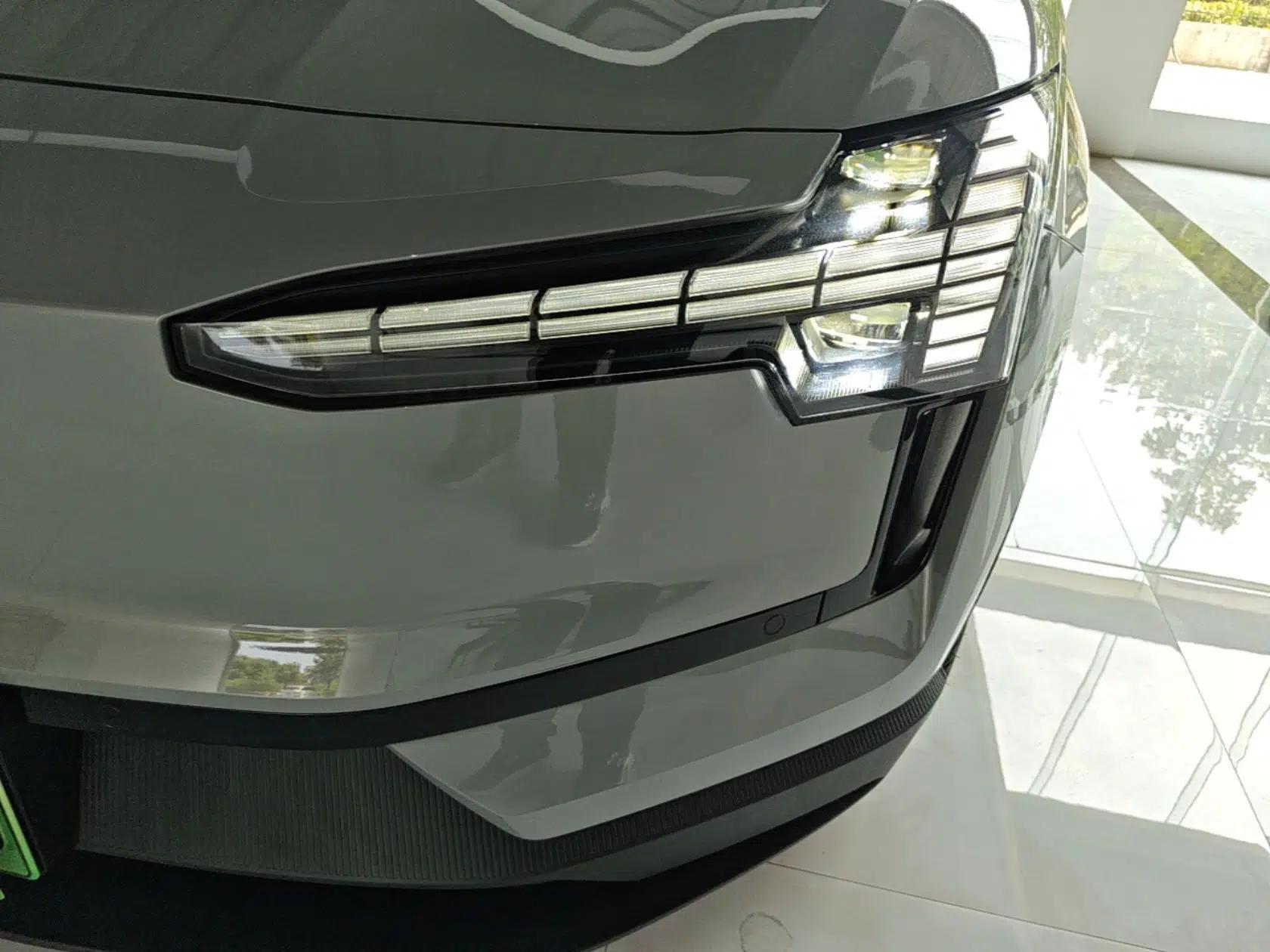 Volvo EX30 2025 Rear-Drive Long-Range Plus Model — миниатюра 8