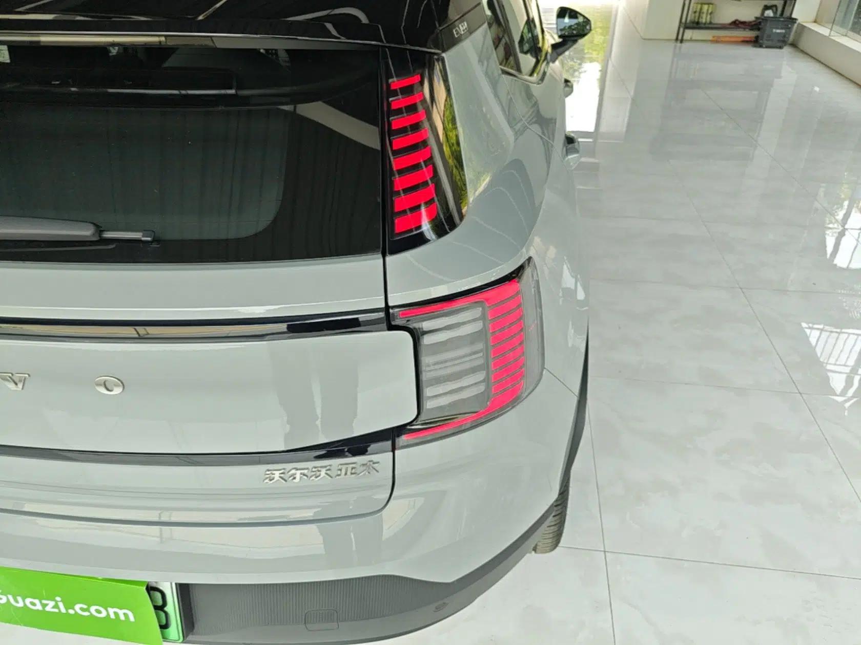 Volvo EX30 2025 Rear-Drive Long-Range Plus Model — миниатюра 9