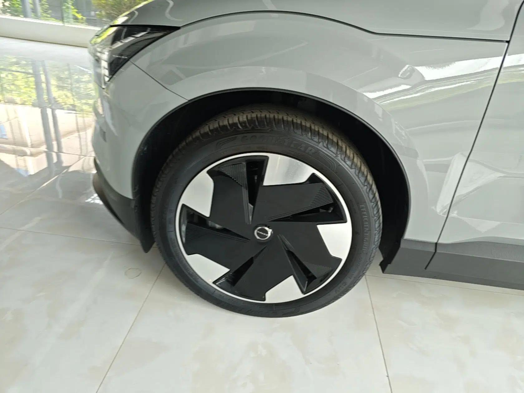 Volvo EX30 2025 Rear-Drive Long-Range Plus Model — миниатюра 10