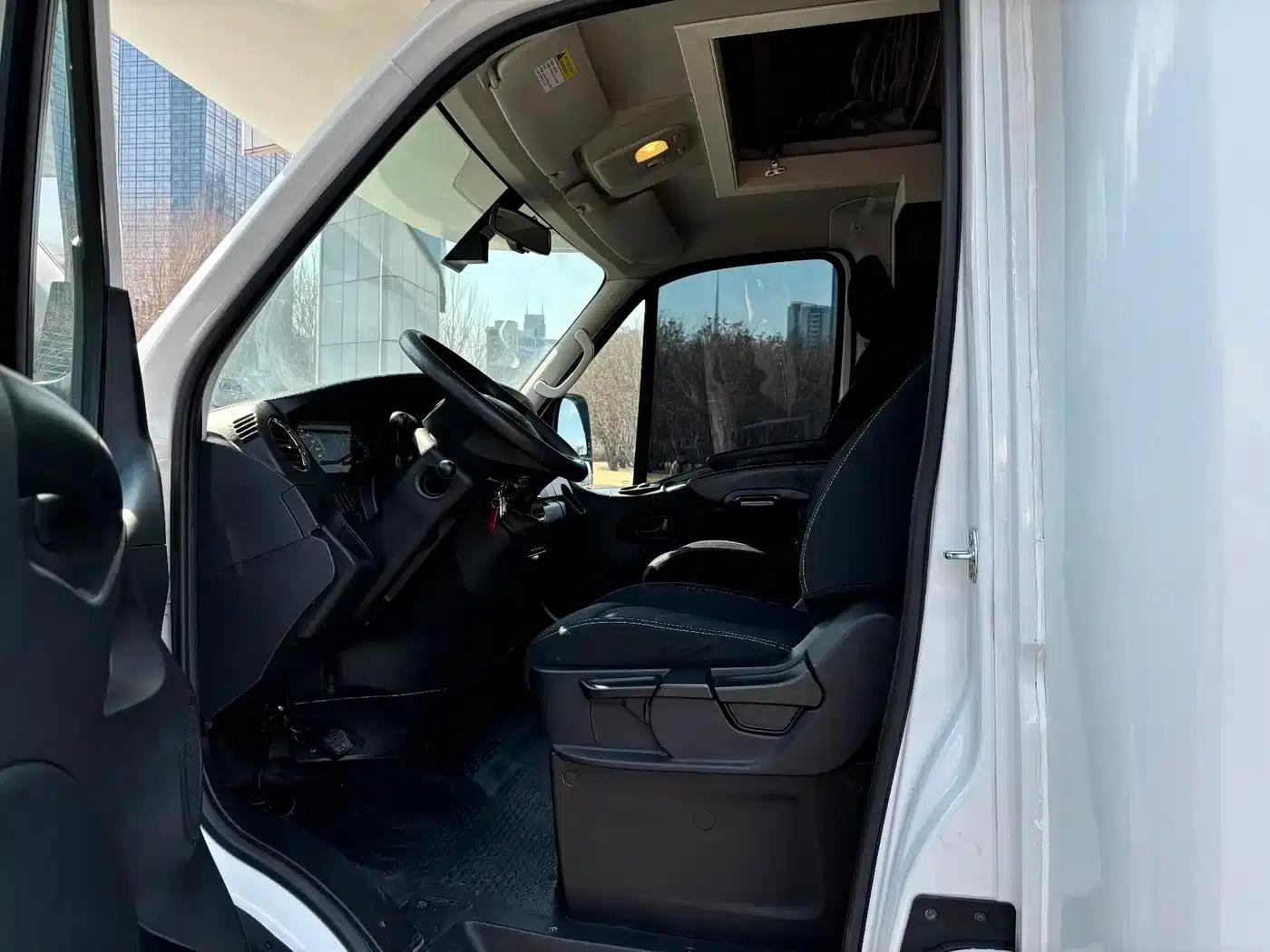 Iveco Daily 2021 3.0T Automatic Professional Chassis 6-ton Extended Wheelbase Double Cab Chassis F1C — миниатюра 18