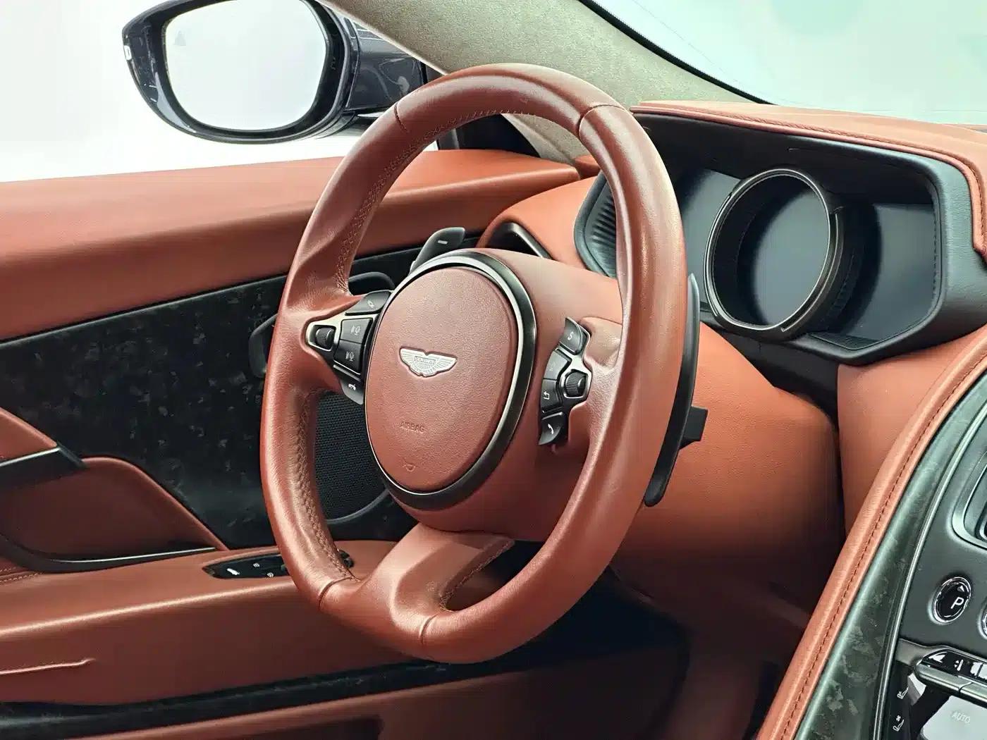 Aston Martin DB11 2019 4.0T V8 Coupe — миниатюра 11