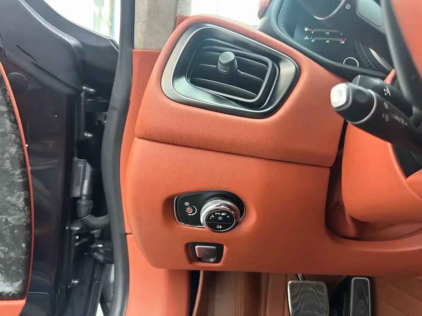 Aston Martin DB11 2019 4.0T V8 Coupe — миниатюра 23