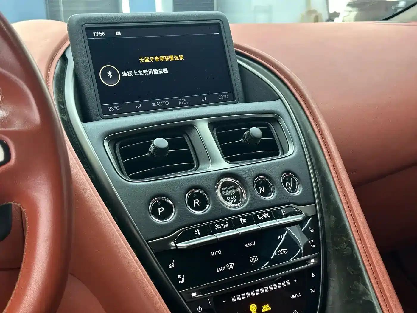 Aston Martin DB11 2019 4.0T V8 Coupe — миниатюра 26