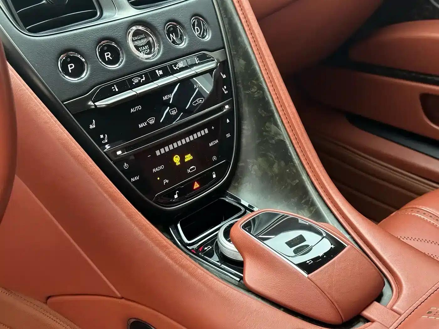 Aston Martin DB11 2019 4.0T V8 Coupe — миниатюра 27