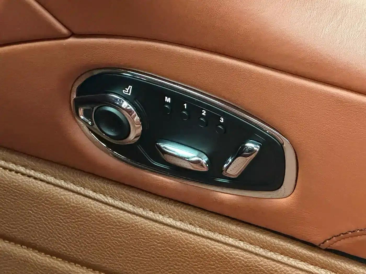 Aston Martin DB11 2019 4.0T V8 Coupe — миниатюра 31