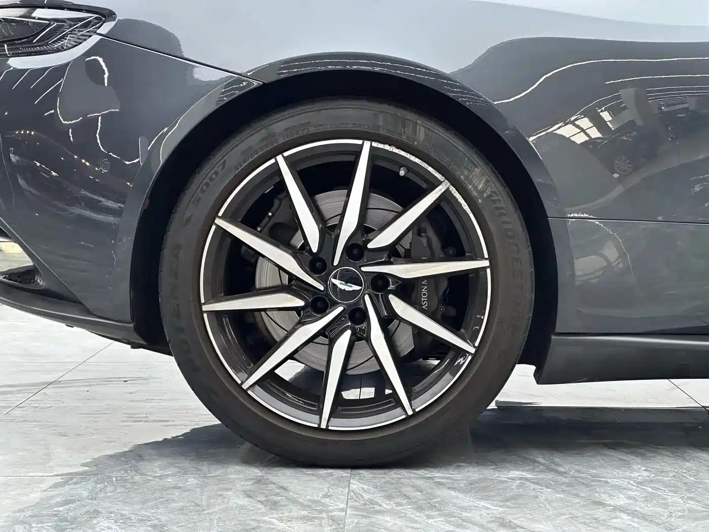 Aston Martin DB11 2019 4.0T V8 Coupe — миниатюра 9