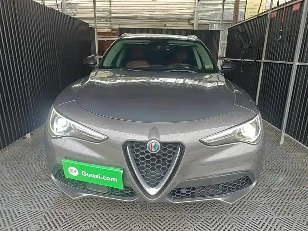 2017 Stelvio 2.0T 200HP Luxury Edition — миниатюра 3