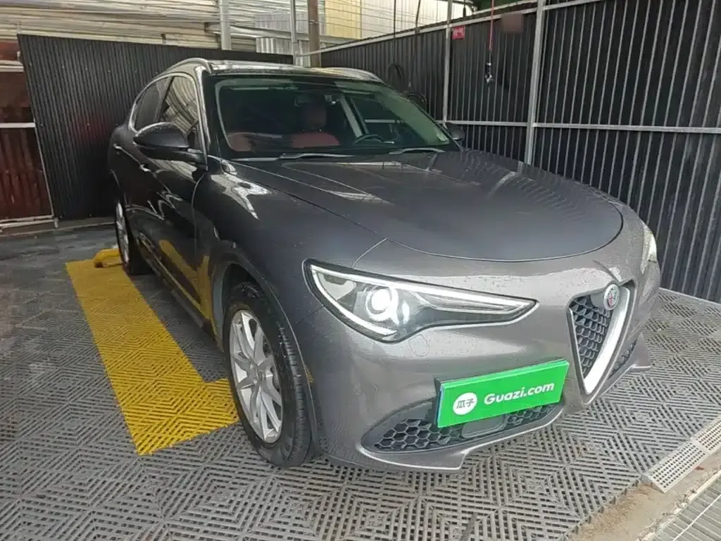 2017 Stelvio 2.0T 200HP Luxury Edition — миниатюра 4