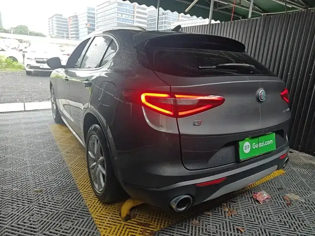 2017 Stelvio 2.0T 200HP Luxury Edition — миниатюра 5