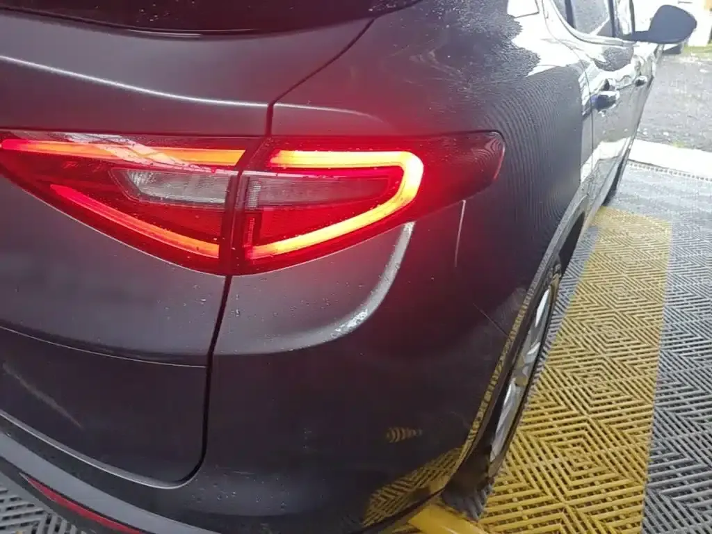 2017 Stelvio 2.0T 200HP Luxury Edition — миниатюра 8