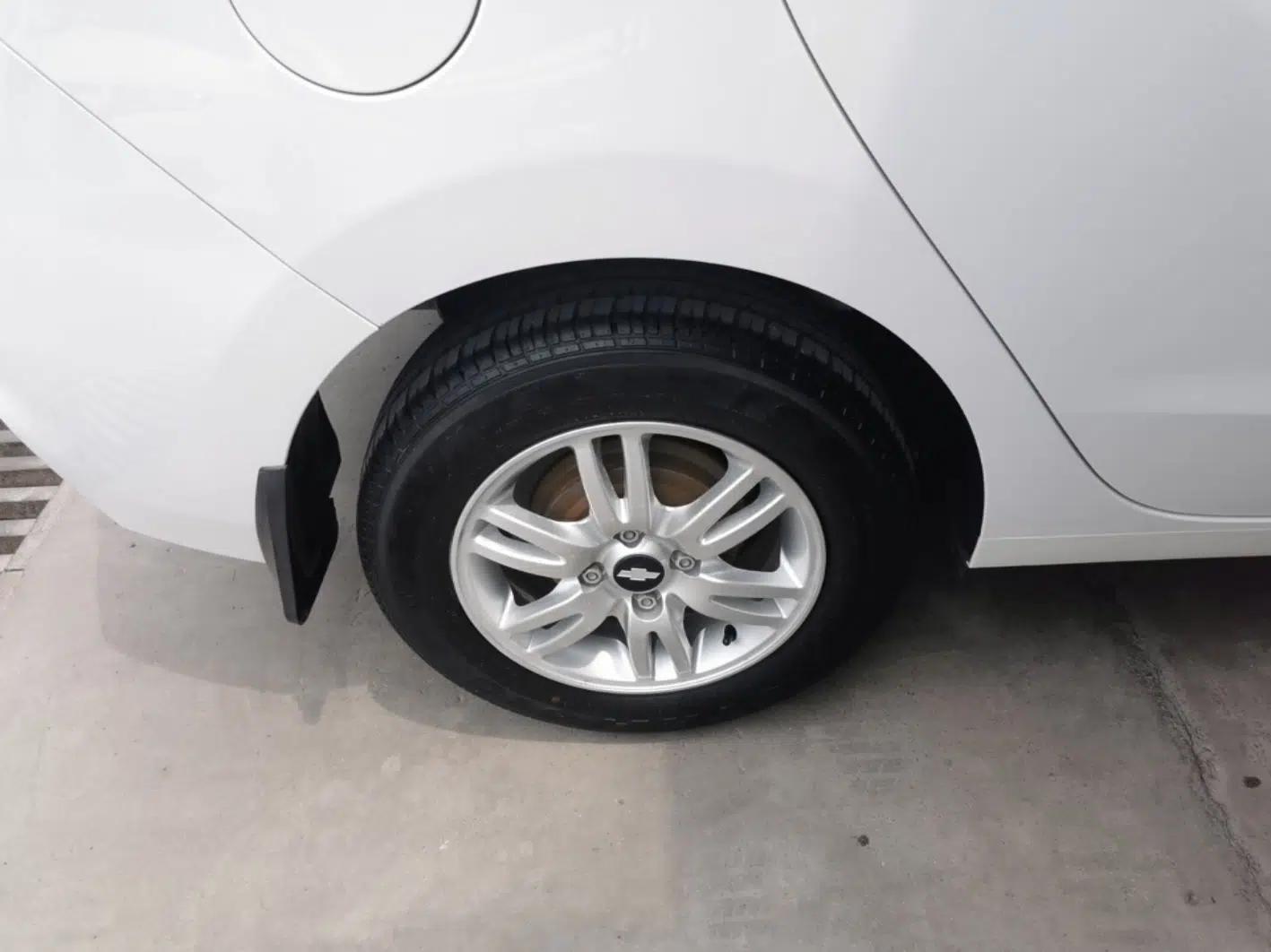 Chevrolet Lova RV 2016 1.5L Automatic Comfort Edition — миниатюра 11