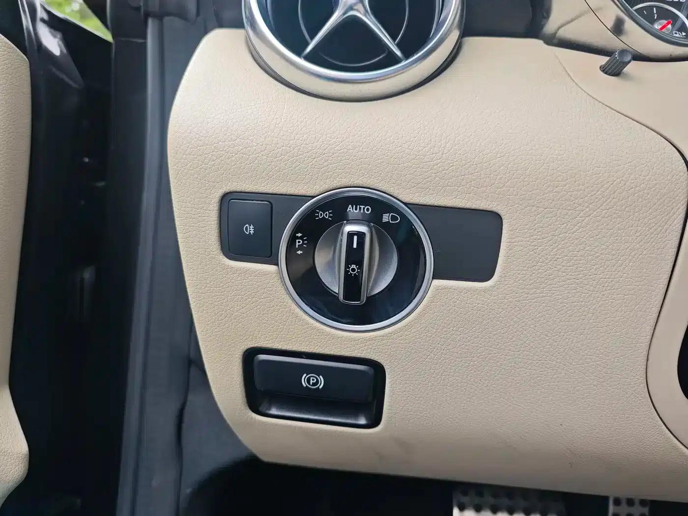 Mercedes-Benz SLC 2018 SLC 260 Dynamic — миниатюра 25