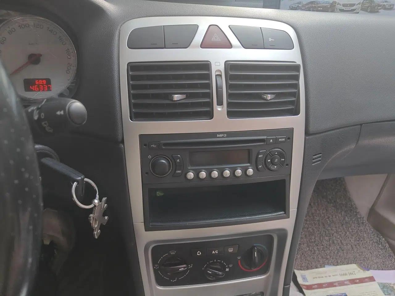 Peugeot 307 2010 Hatchback 1.6L Automatic Comfort Edition — миниатюра 13